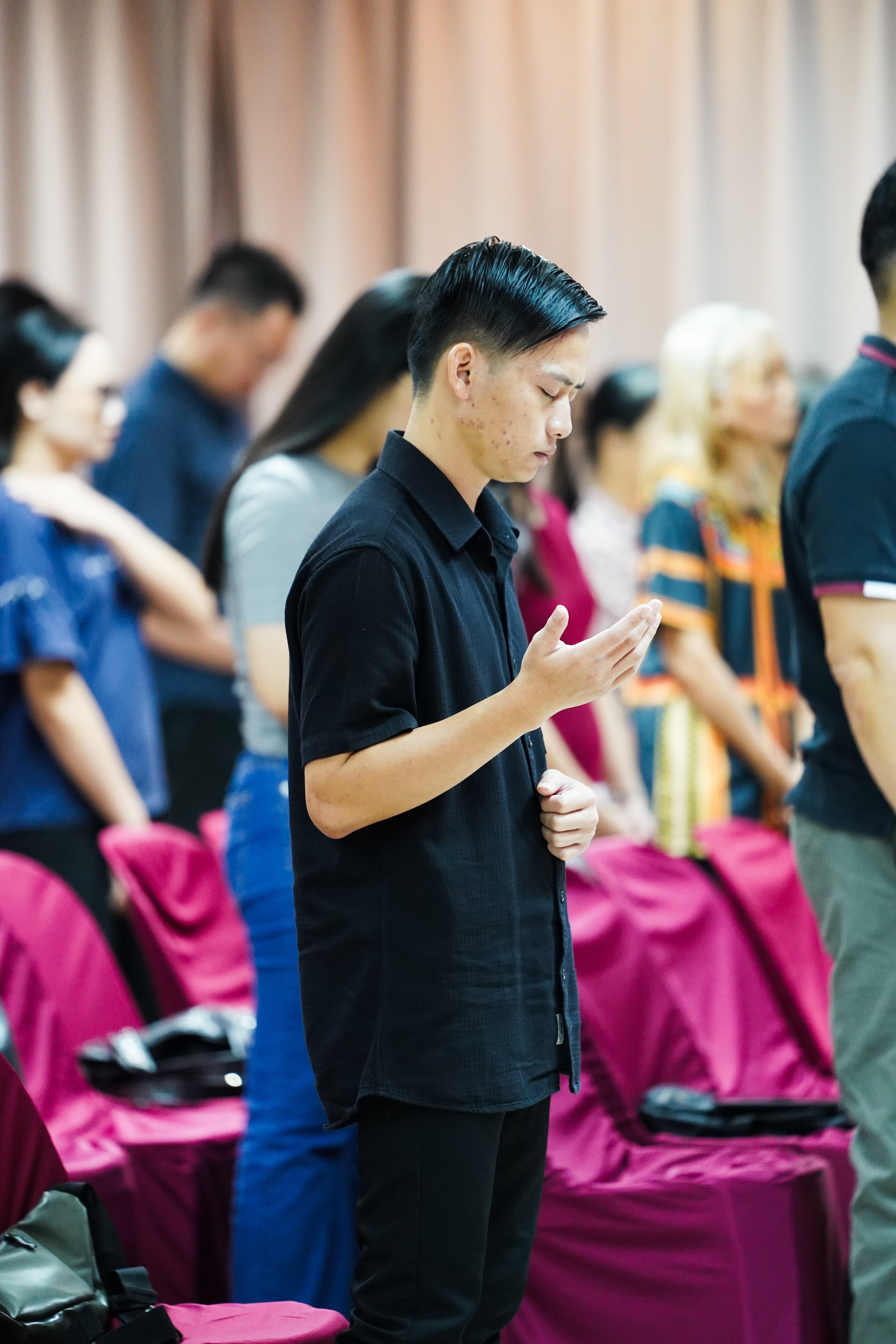 Generasi muda SIBBKK berdoa dalam ibadah